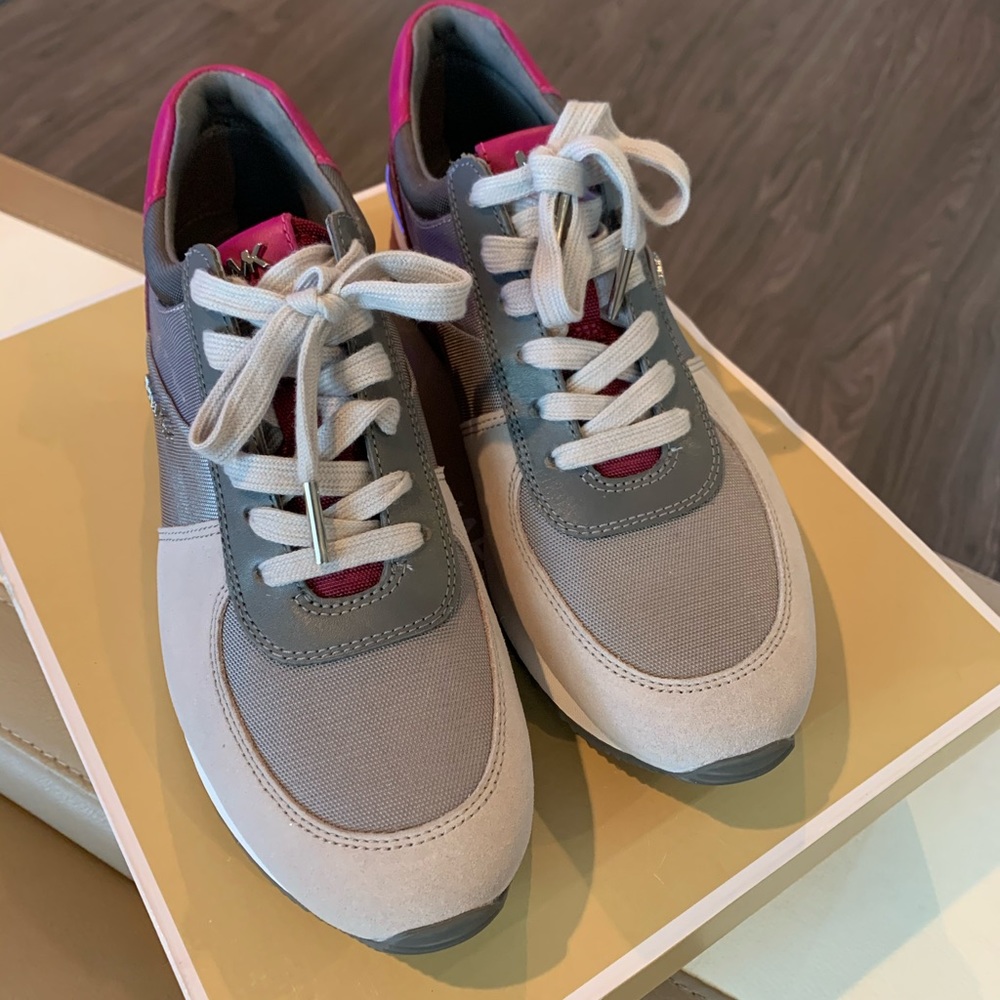 ❌SOLD❌Michael Kors Sneakers - Picture 5 of 8